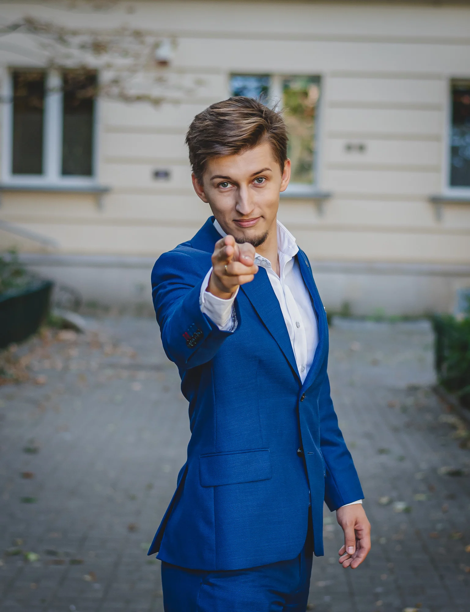 Bartosz Orzewski stoi na chodniku, w tle warszawska kamienica, patrzy wprost na widza z wyciągniętą do przodu ręką wskazując palcem, jakby mówił - to wiadomość właśnie dla Ciebie